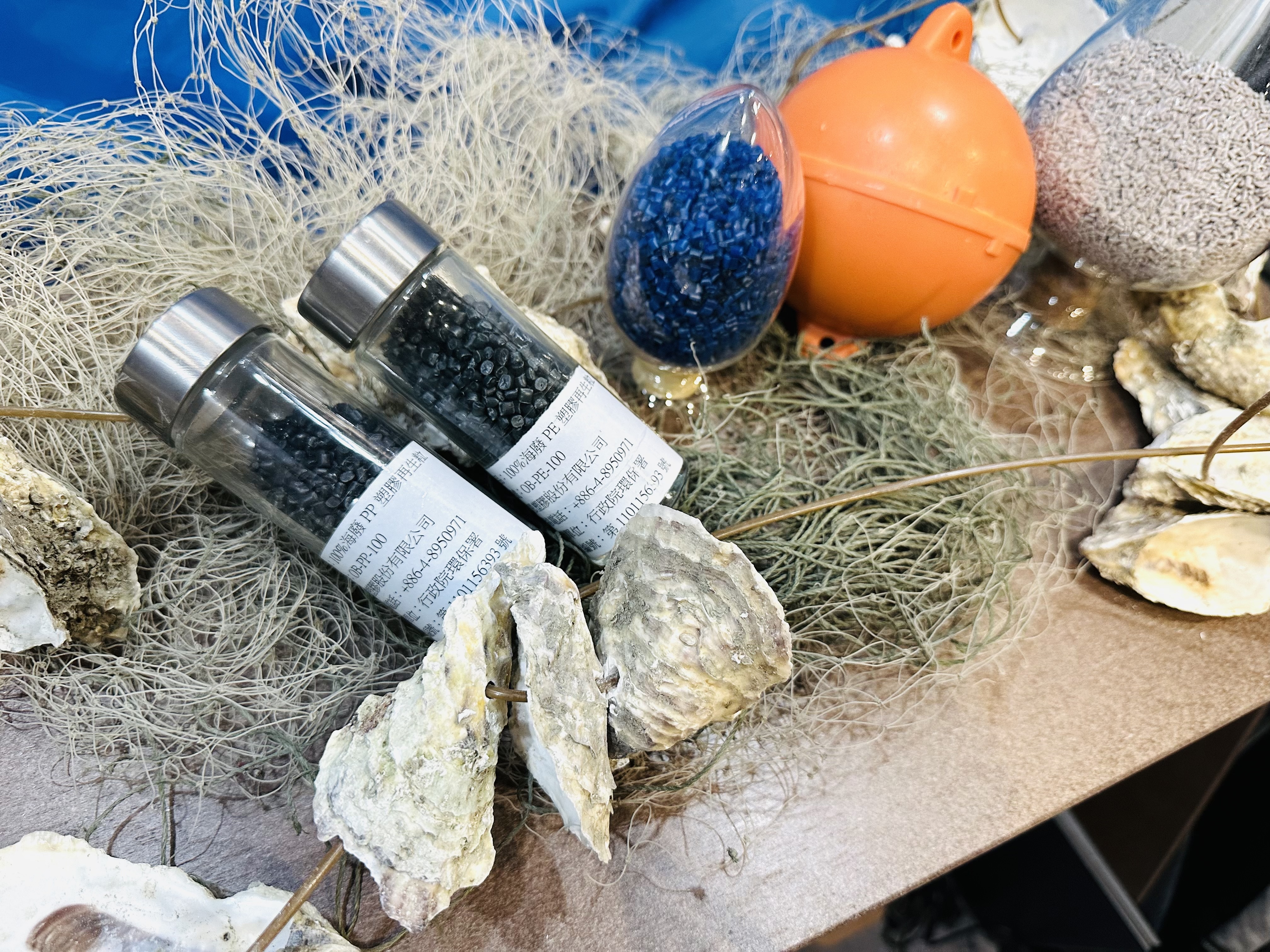 海廢漁網回收要製成塑膠原料,才能重新製成其他產品。攝影:黃小莫