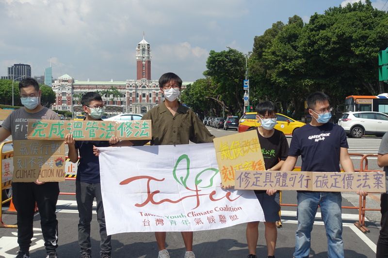 青年赴總統府遞交陳情書 盼府院正面回應「抗暖」訴求