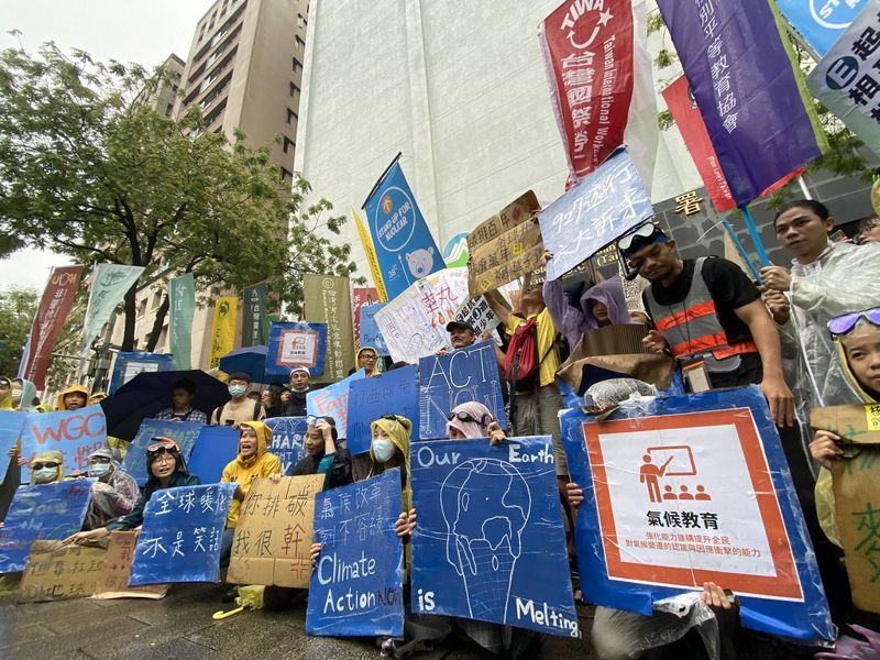 氣候變遷等同國安 訴求2050年淨零碳排 青年抗暖大遊行冒雨發聲