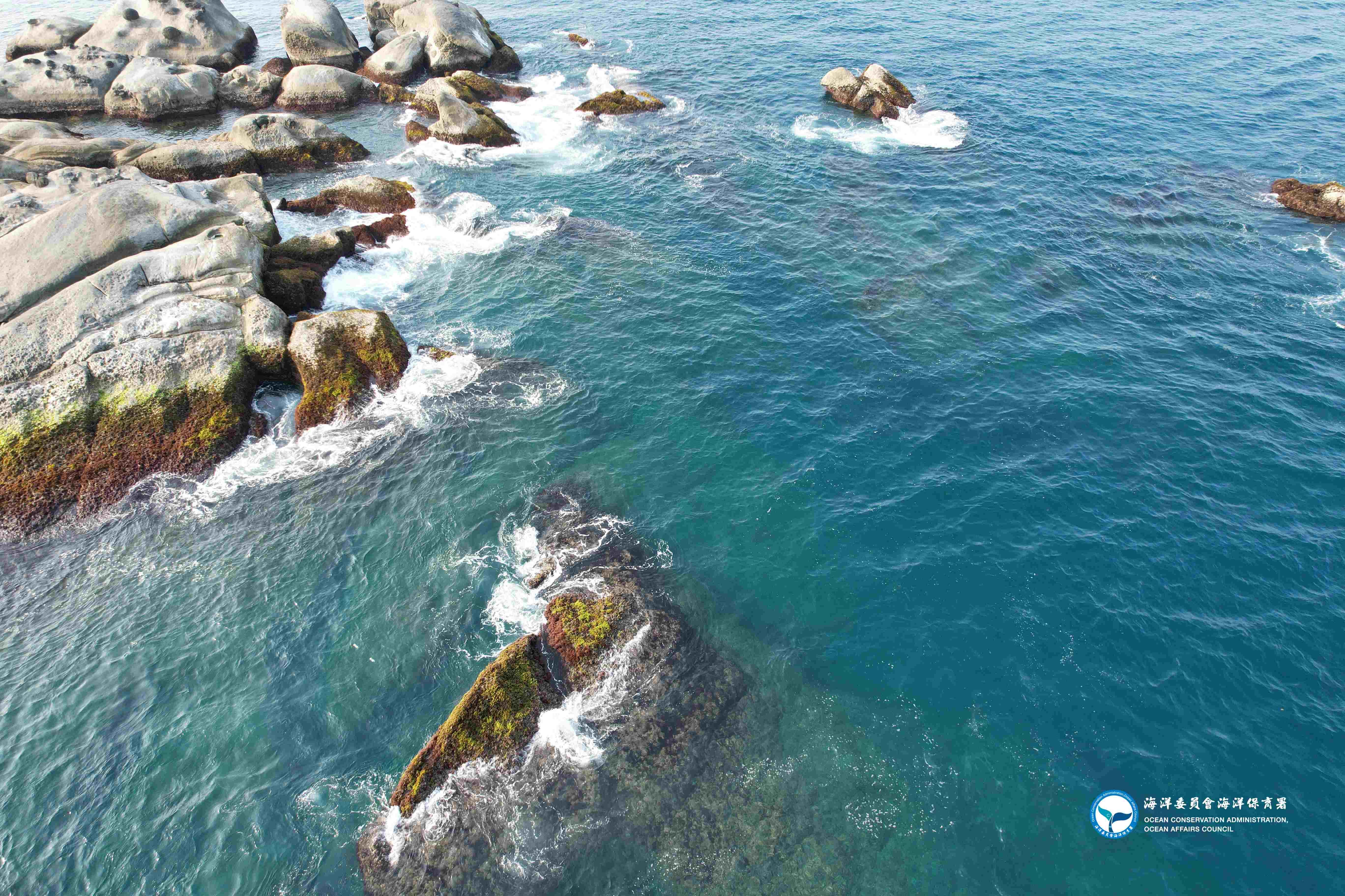 攝於2021年，基隆市望海巷潮境海灣資源保育區空拍照。圖庫分區：海洋保護區與教育宣導／翱翔海洋保護區與生態熱點（空拍系列）