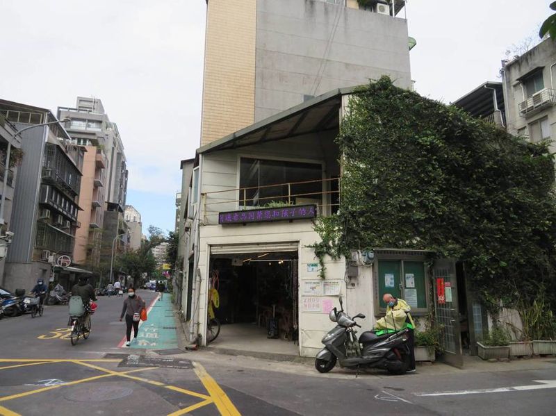 台北大安區「古風小白屋」 在轉角處維修舊物與人情
