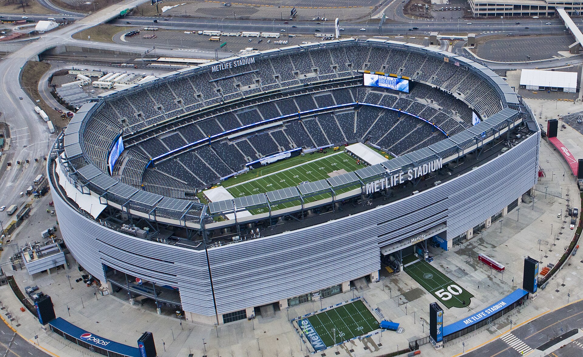 紐約的大都會人壽體育場(MetLife Stadium)的露天設計,若是遇上高溫,將進一步加劇球、裁判的風險。圖片來源:Wikipedia