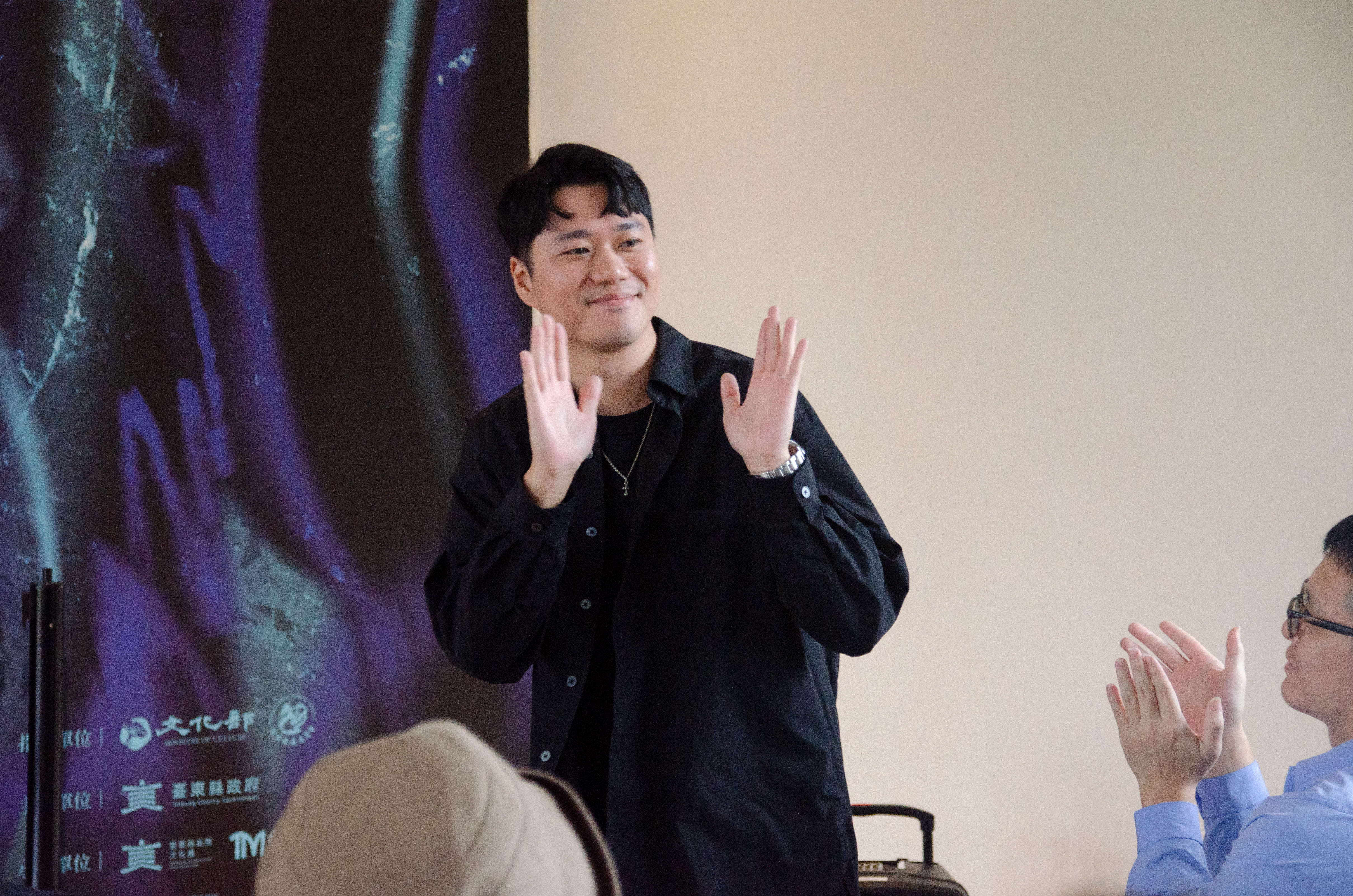 藝術家廖昭豪關注海岸與城市景觀中的工業物件，透過紙漿翻模等方式重現消波塊與浮球，探討人造物與自然環境的關係。圖片來源：台東美術館 提供