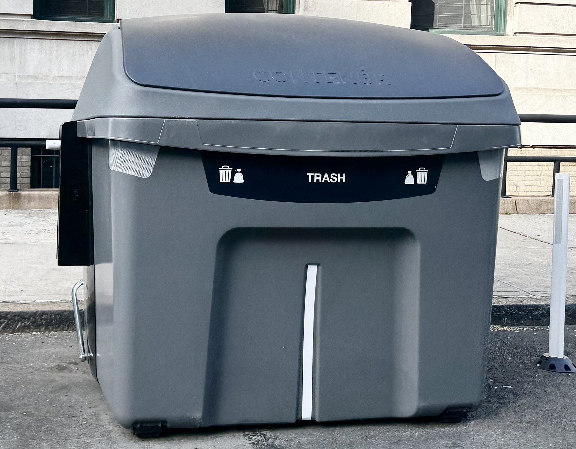 紐約推出能容納數十個大垃圾袋的巨型「帝國垃圾箱」（Empire Bins），成功將市內七成的垃圾裝箱。照片來源：Magpieturtle（CC BY 4.0）