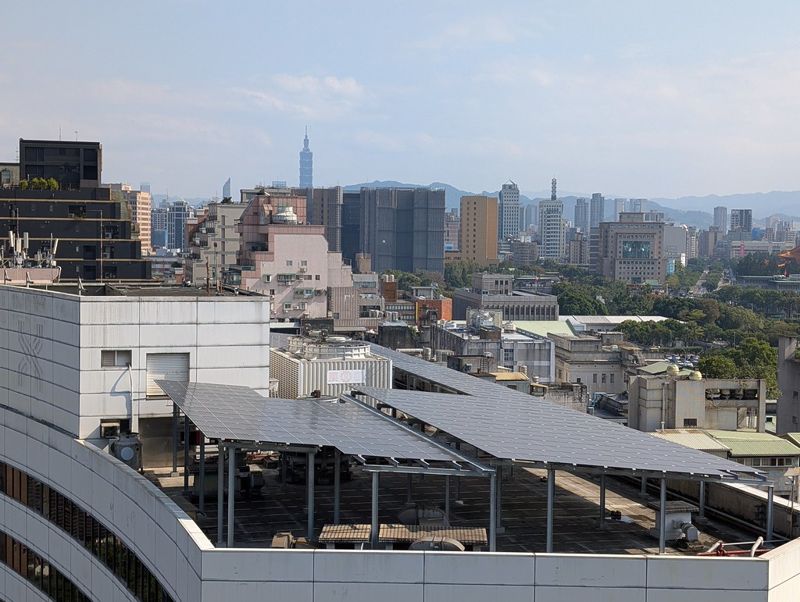 8月建物光電義務上路 說明會三痛點:綠化搶位、連棟透天、公設誰修