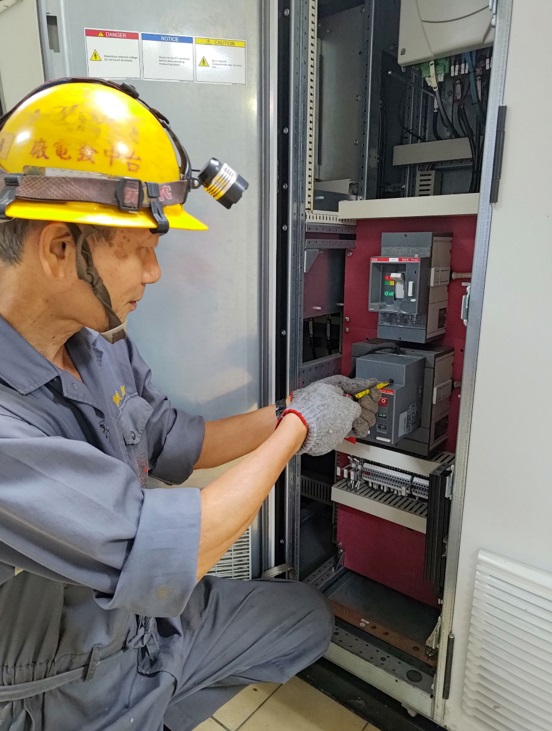9月30日燃煤1、2號機正式停機，電氣人員隨即拆除有如電力脈搏總開關的「勵磁機磁場開關」。圖片來源：台電