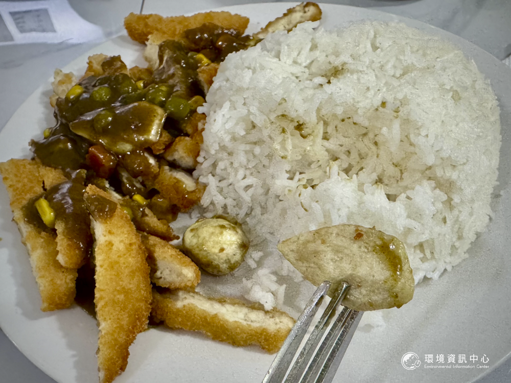 《環境資訊中心》採訪團隊在吐瓦魯的一餐,有白飯、炸豬排與芋頭。攝影:李蘇竣