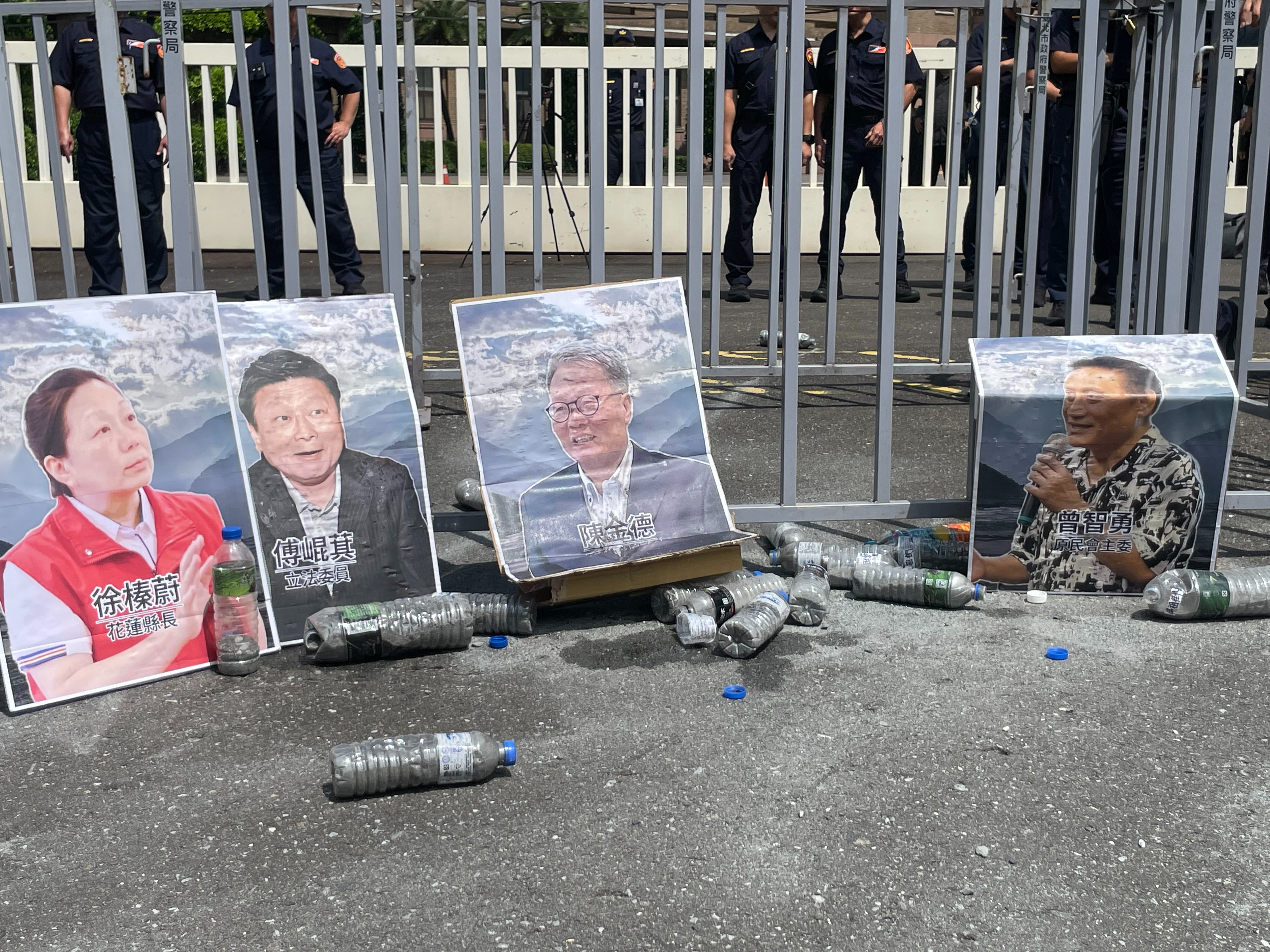 與行政院協商過後,部落族人將馬太鞍流域帶來的土砂,擲向行政院政務委員陳金德、原民會主委曾智勇、花蓮縣長徐榛蔚及立法委員傅崐萁的照片。圖片提供:馬太鞍溪流域行動聯盟