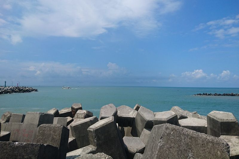 海堤下沉、海水進逼高雄蚵仔寮民宅 水利署再投3000消波塊擋浪濤