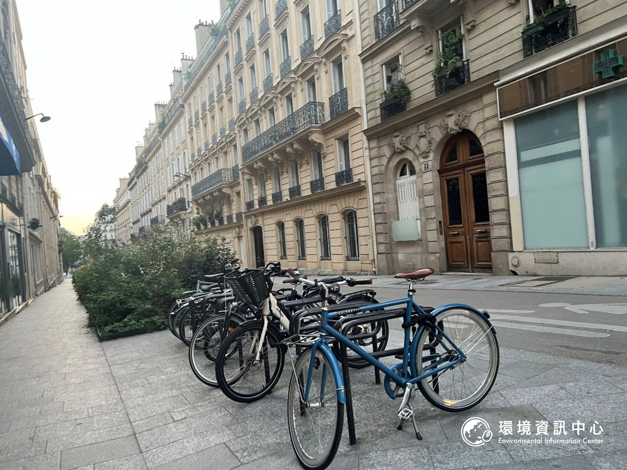 市府也在市中心的學校附近規劃了無車區域，將原本的車用道路變成步行空間、植栽與單車停放區域。攝影：趙偉婷