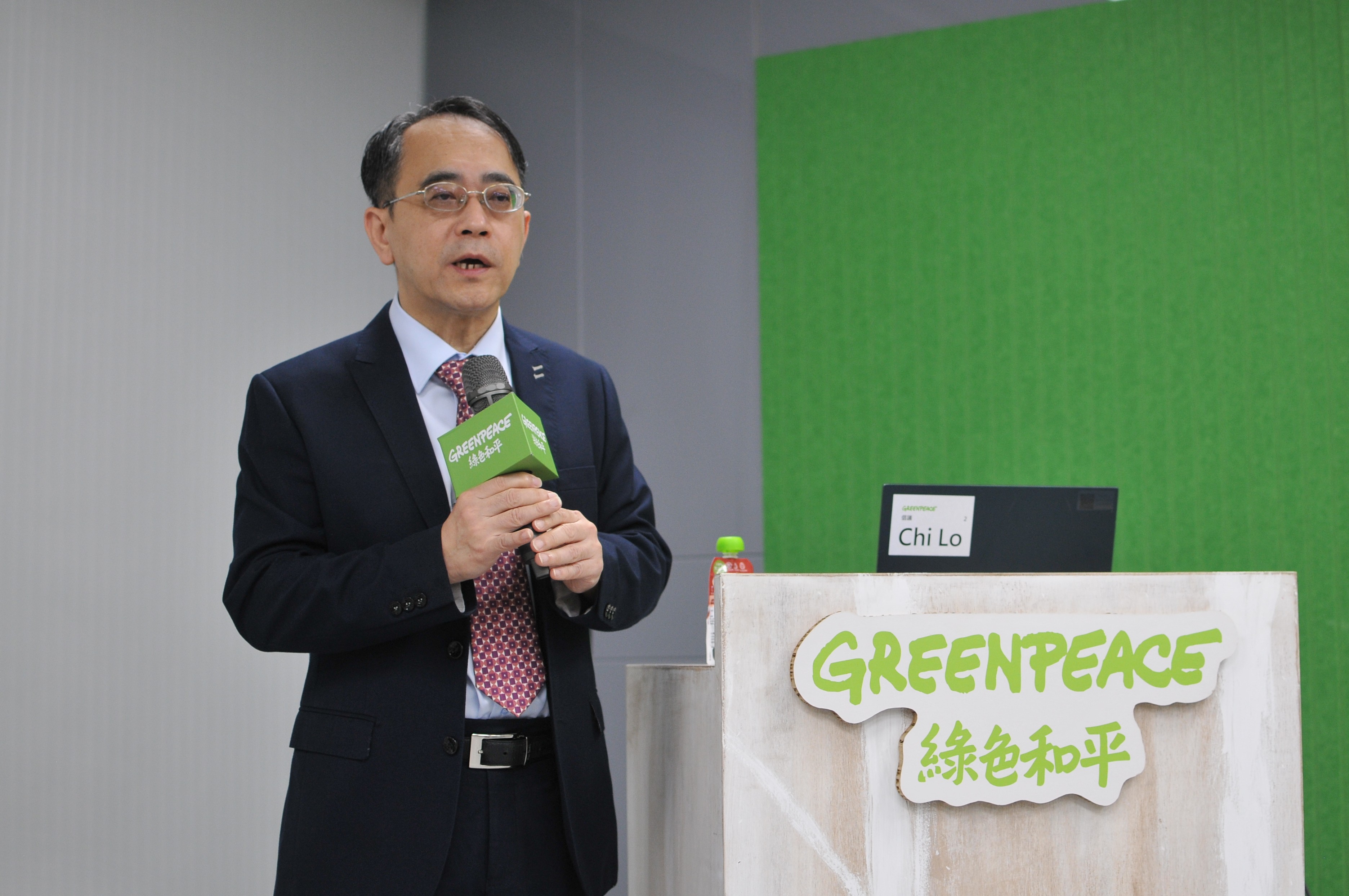 林口長庚醫院腎臟科醫師顏宗海建議父母選用玻璃瓶，減低嬰兒暴露在微塑膠的風險。攝影：潘柏林