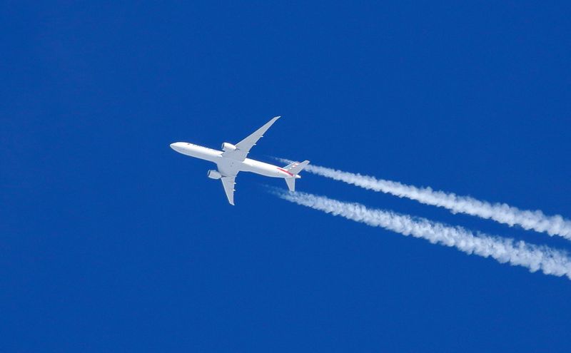 航空業新發現 只要微調飛行高度 就能大幅減少飛機雲、降低暖化效應