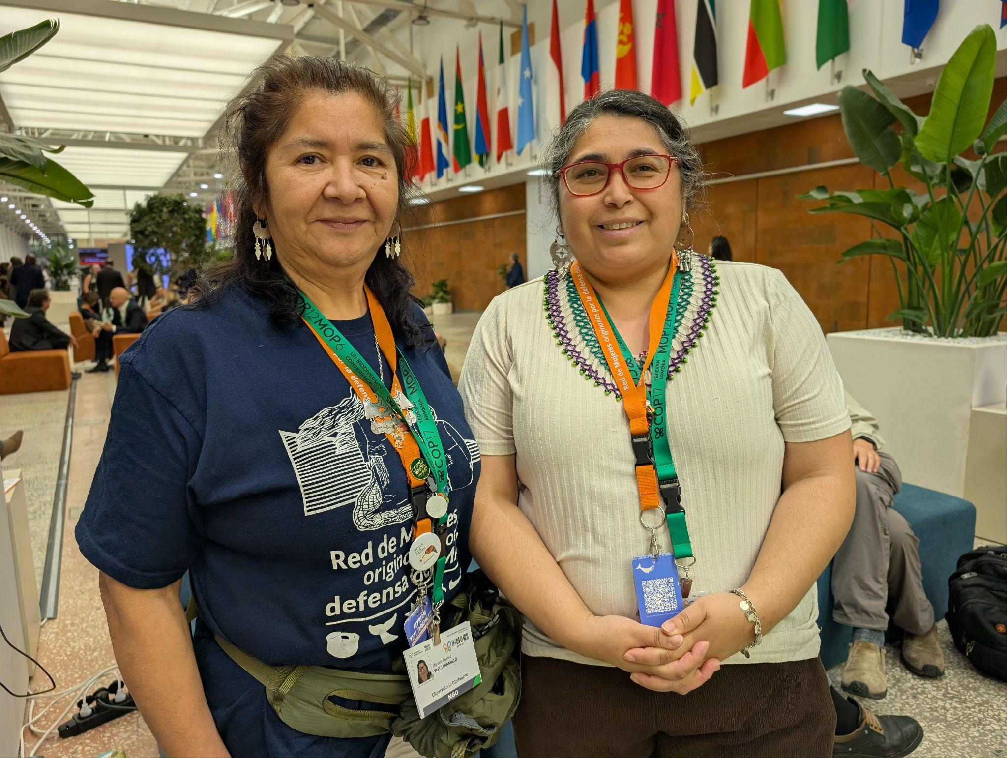 智利原住民女性捍衛海洋網絡地區協調員良卡帕尼(Yohana Coñuecar Llancapani,右)呼籲,國際社會應支持原住民族女性直接取得並自主管理保育資金,讓在地社群守護海洋有資源支持。攝影:陳昭宏
