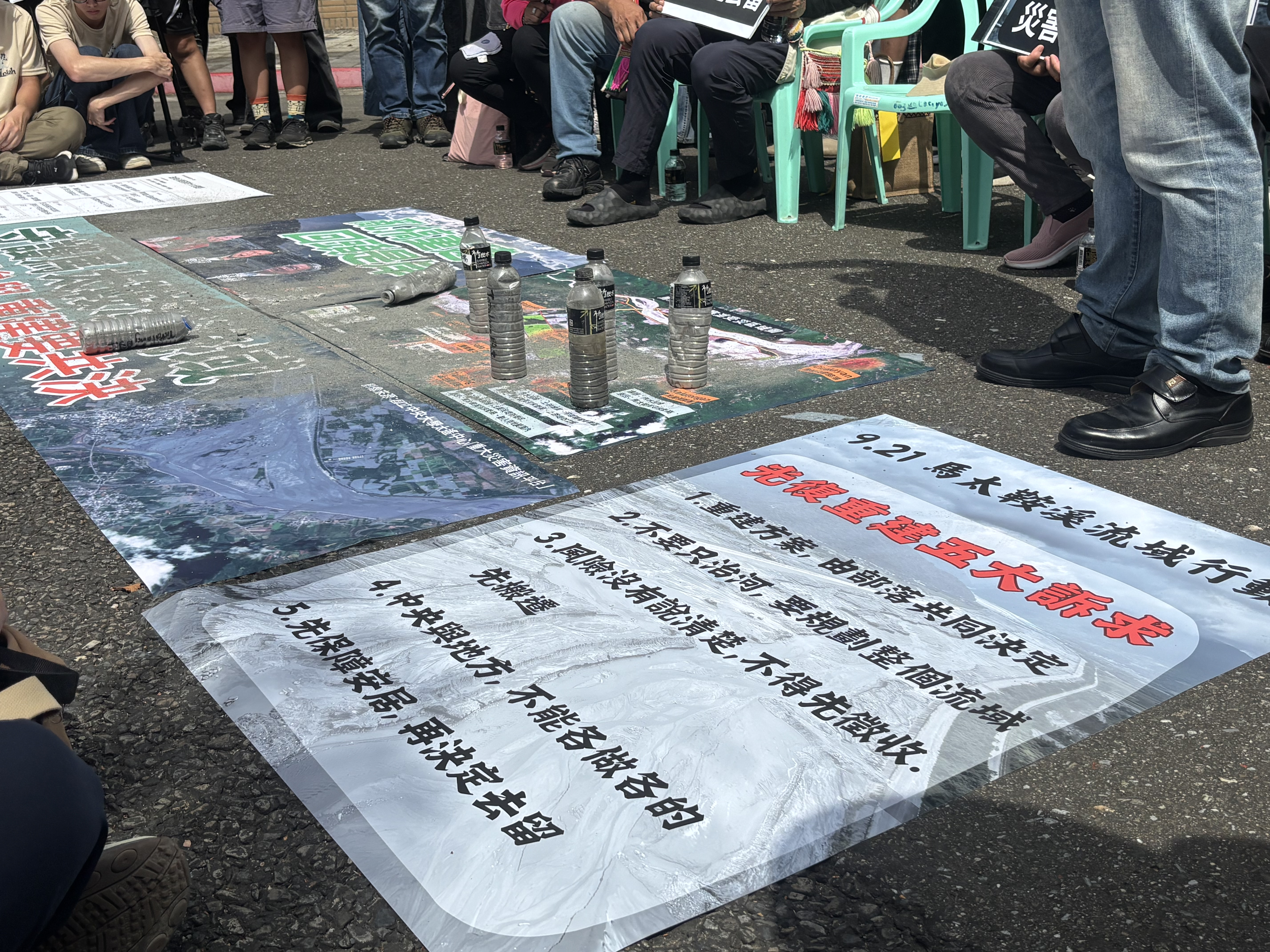21日馬太鞍溪流域部落居民北上行政院陳情,並提出五大訴求,呼籲尊重部落意見、共同協商長遠的重建計畫。攝影:林昱妍