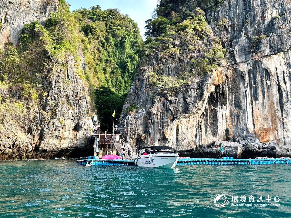 重新開放後的瑪雅灣，只能從島嶼背面的浮動碼頭登島。攝影：黃小莫