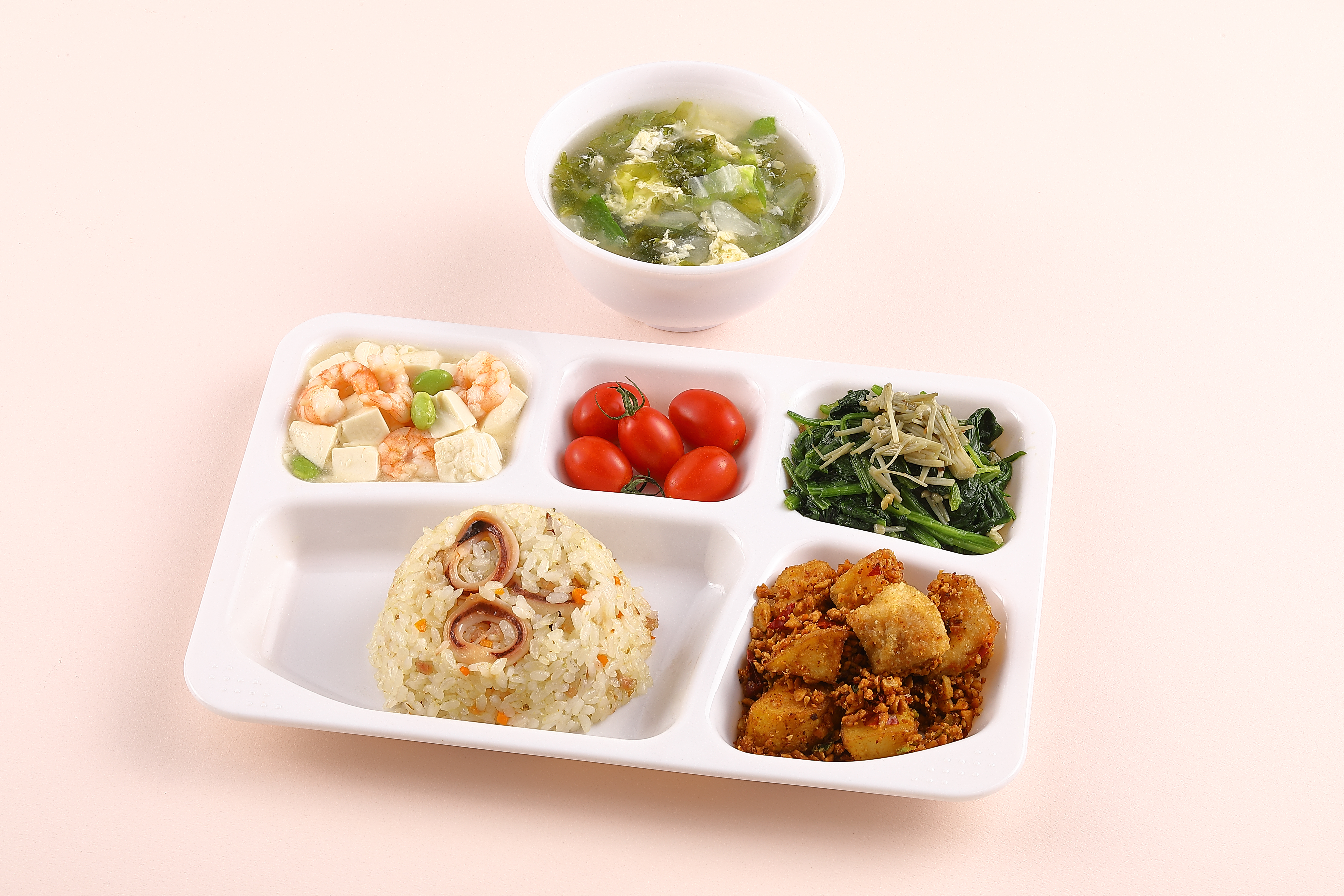 今年「學校午餐大賽」冠軍組別菜色包含：奶韻魷魚飯、避風蒜浪鬼頭刀、海味蝦仁豆腐羹、瑤香浮翠嫩翡翠、綠金芙蓉湯、小番茄。圖片：大享食育協會提供