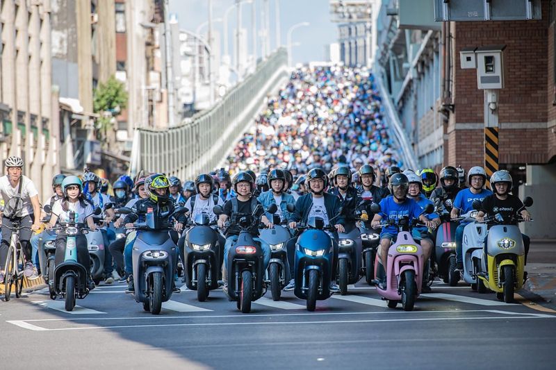 基隆馬路會先塞爆？ 謝國樑選前政見「做公益送電動機車」挨批減碳無用