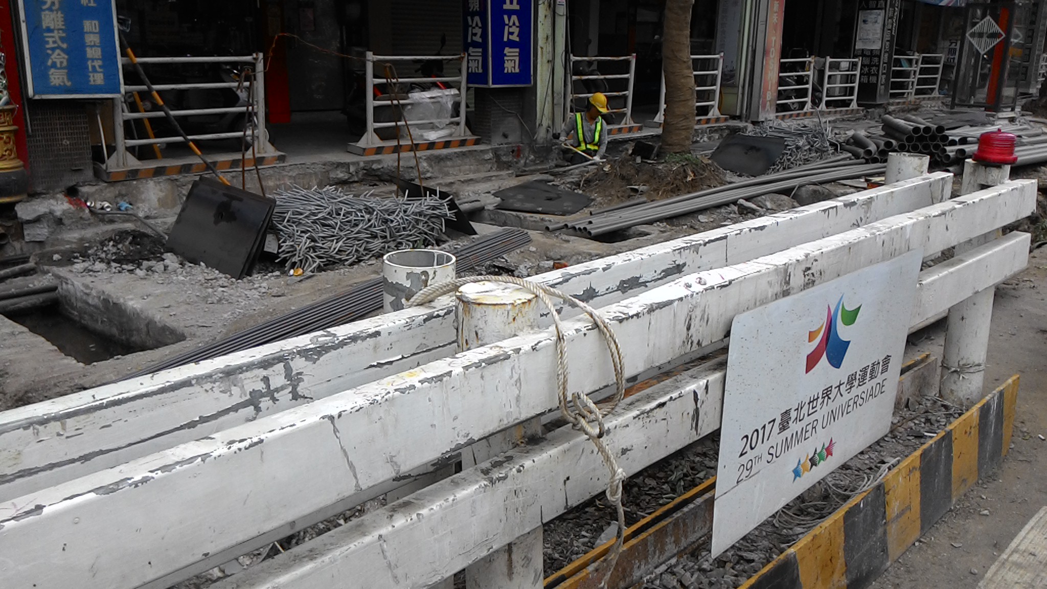 行道樹往往被狹窄的人行道、管線擠壓。圖為2017台北世大運工程。攝影：林倩如。本報資料照