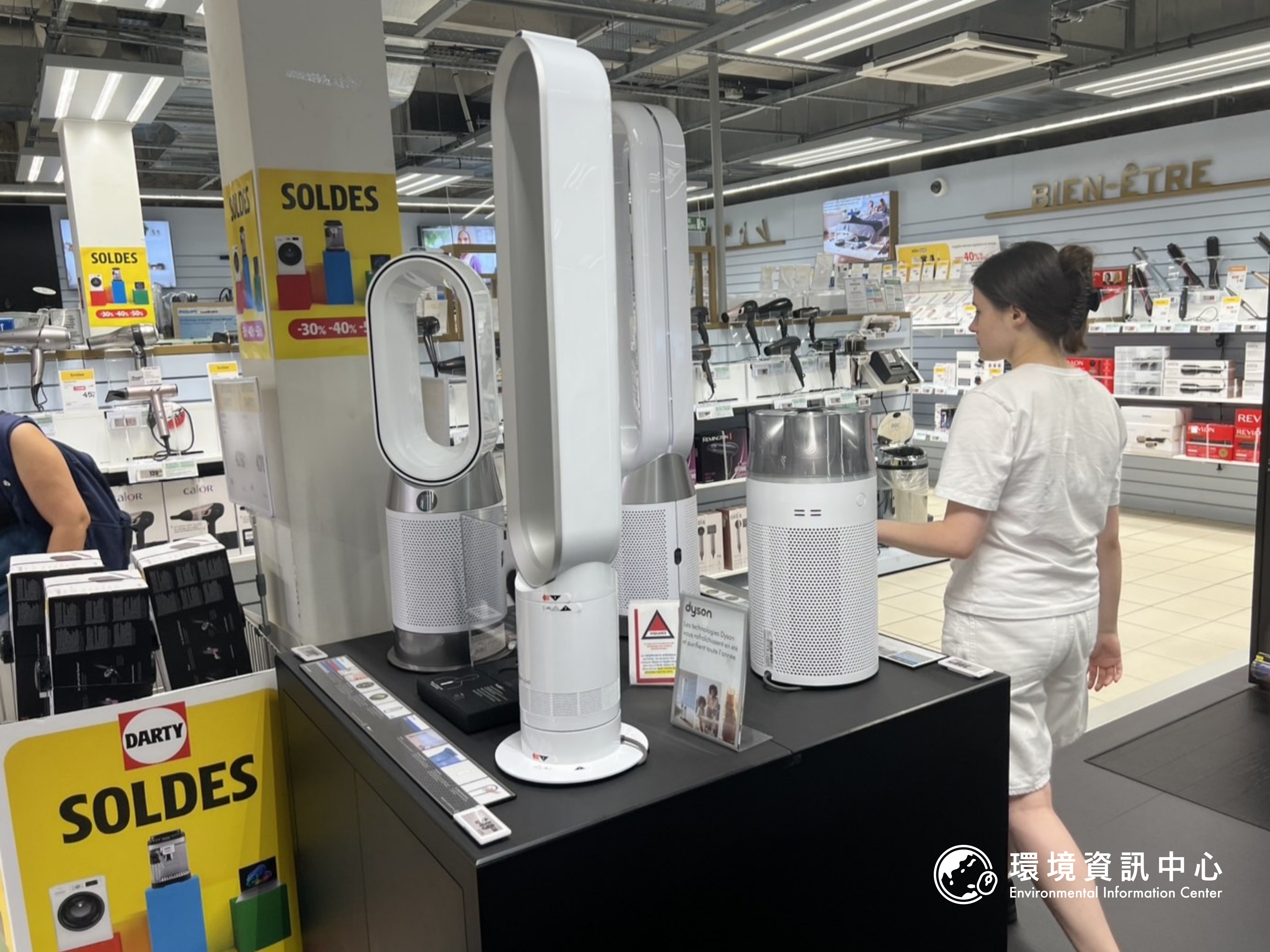 法國創紀錄高溫下，賣場空調電扇銷售量大增。攝影：趙偉婷
