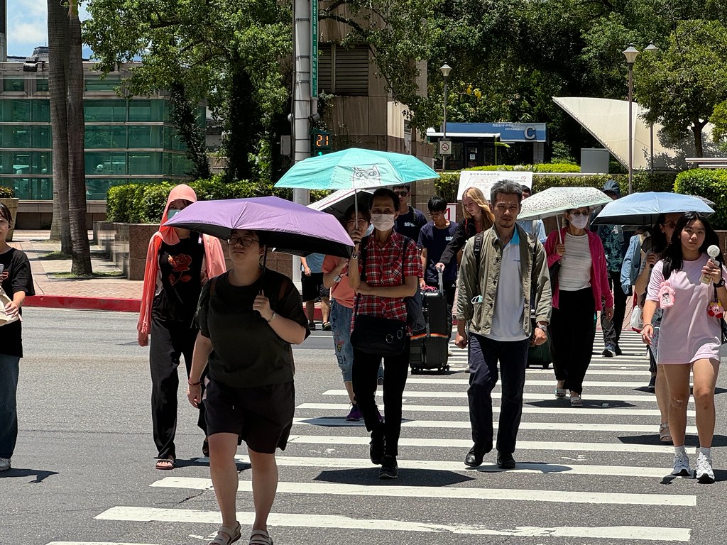 近日高溫如盛夏，部分地區氣象測站創下史上5月最高溫紀錄。資料照，攝影：李蘇竣