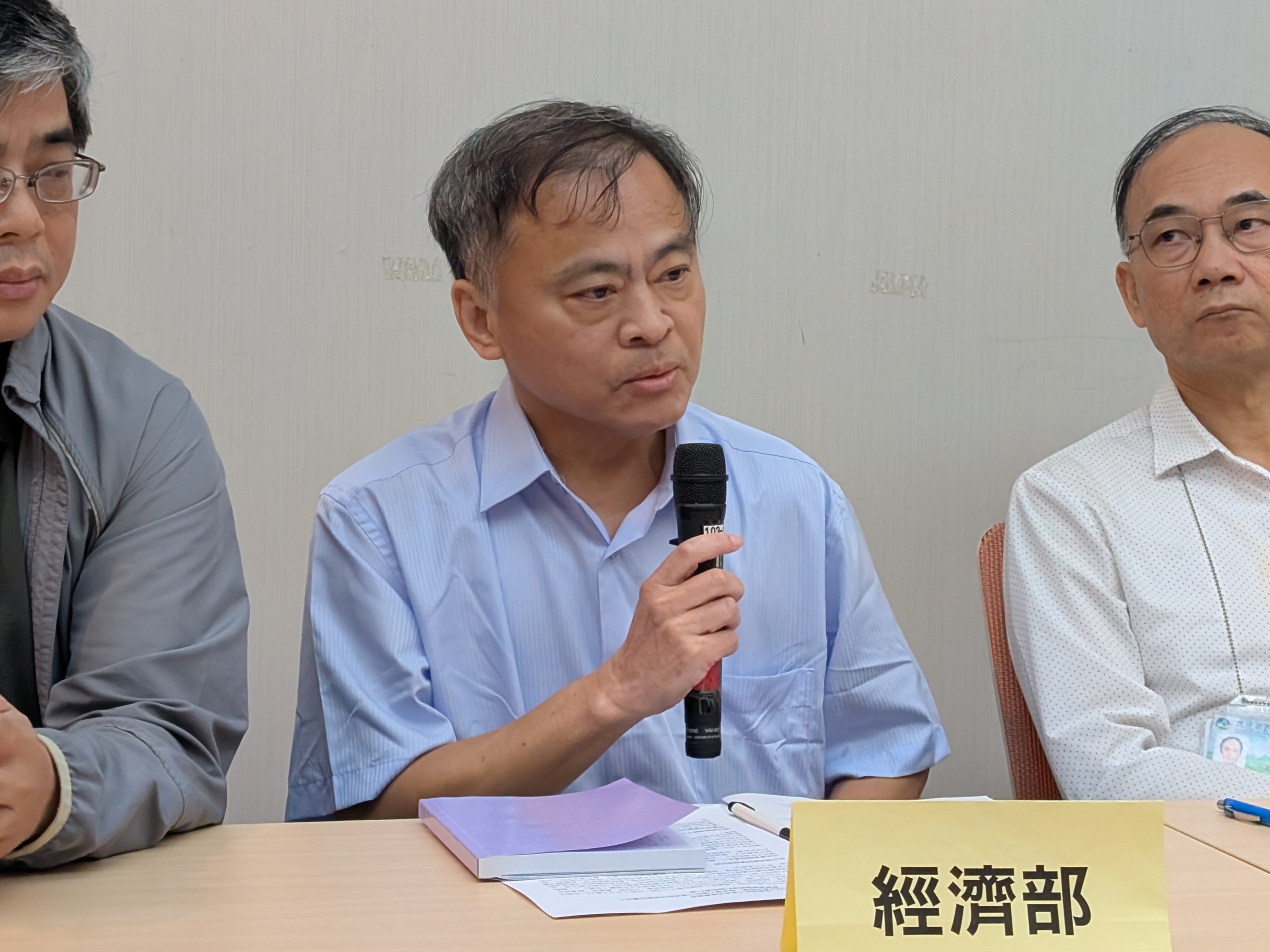 經濟部地礦中心副主任戴德潤表示,經濟部依最新《土石採取法》,正研擬「整復物料使用實施辦法」等相關子法,回填相關規範將邀集各界研商。攝影:陳昭宏