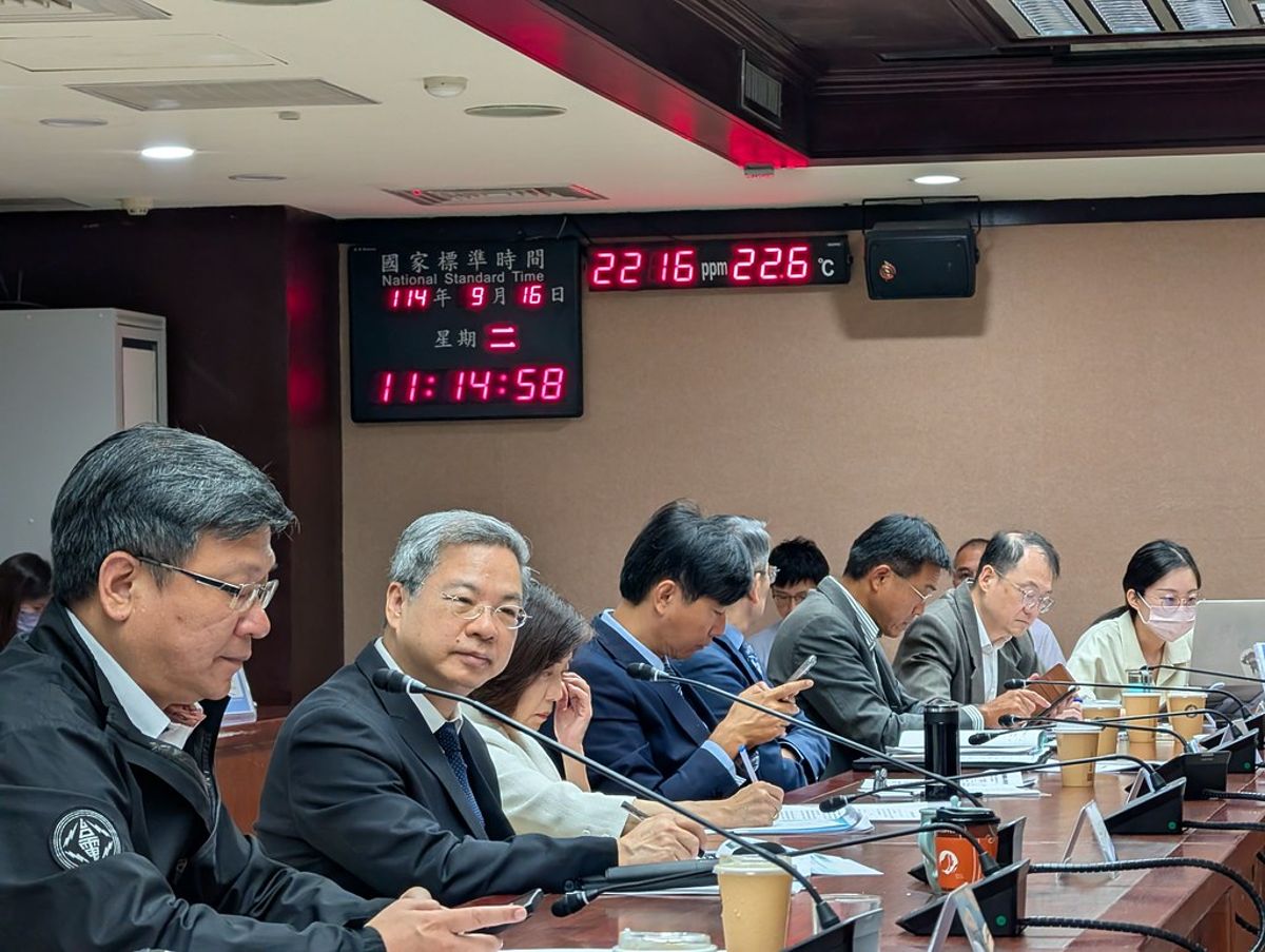 明年綠電占比目標20% 經濟部拋光電板提前汰舊換新