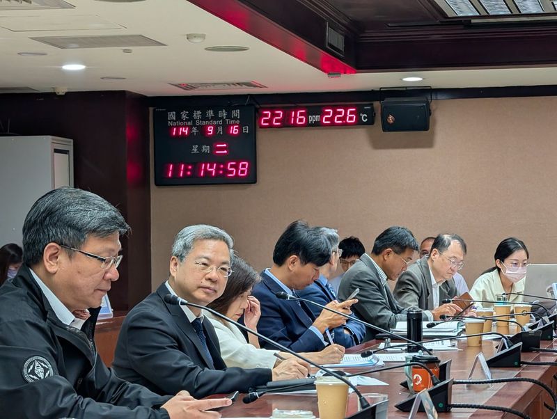 明年綠電占比目標20% 經濟部拋光電板提前汰舊換新