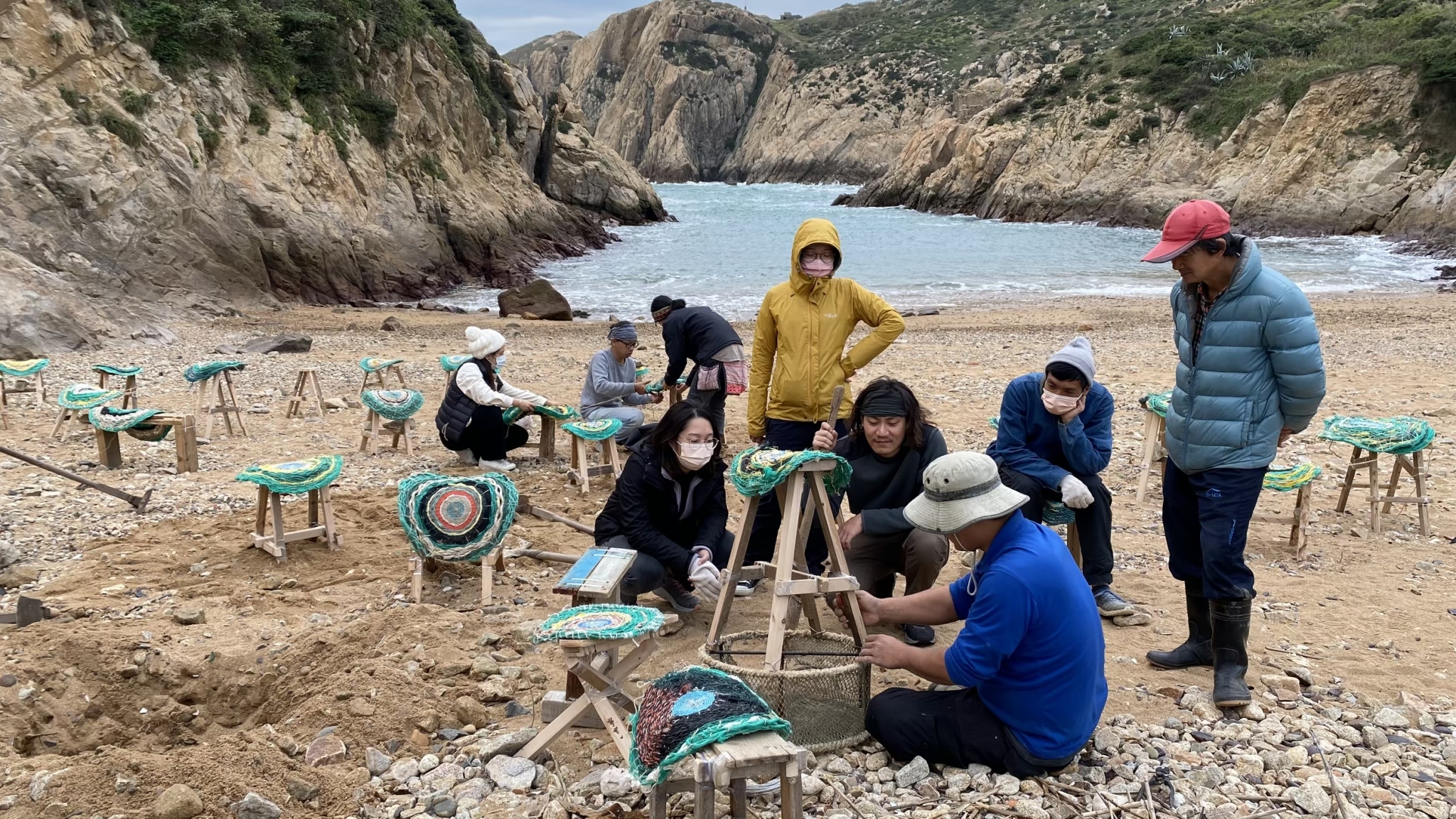 於馬祖國際藝術島期間,楊芳宜與志工以海邊廢棄魚網創作《島塑椅》,讓原本帶有禁忌感的海岸空間,重新成為居民願意停留與觀看的地方。