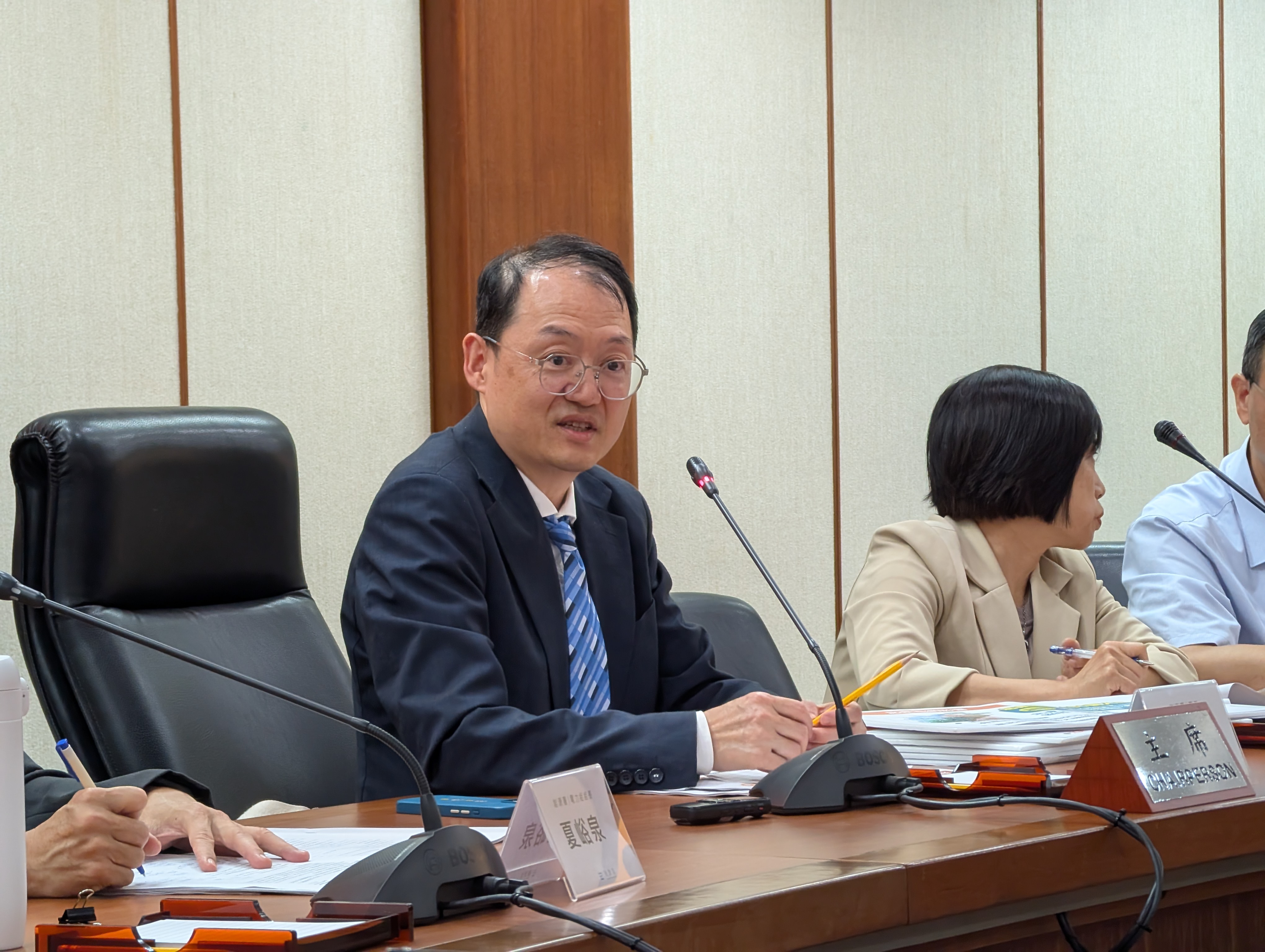 能源署長吳志偉分析去(2025)年用電負成長原因,包括關稅導致傳產生產衰退、颱風使高溫天數下降等。攝影:陳昭宏
