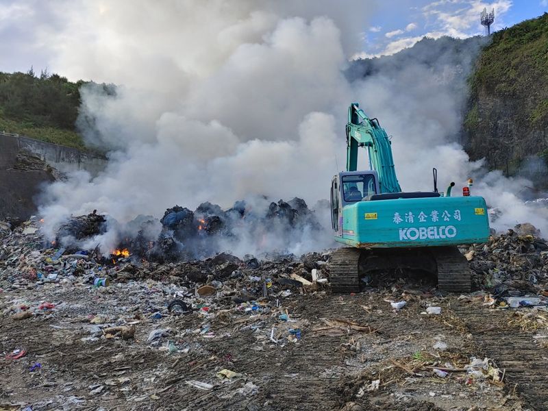 綠島掩埋場火燒五天終於撲滅 空品偵測：懸浮微粒濃度一度超標