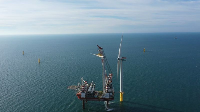 海洋風電二期完成首支風機安裝 盼年底商轉