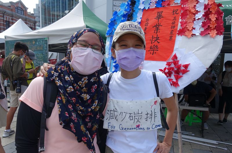 祝高碳排產業「畢業快樂」 青年抗暖遊行促碳定價、台灣淨零路徑