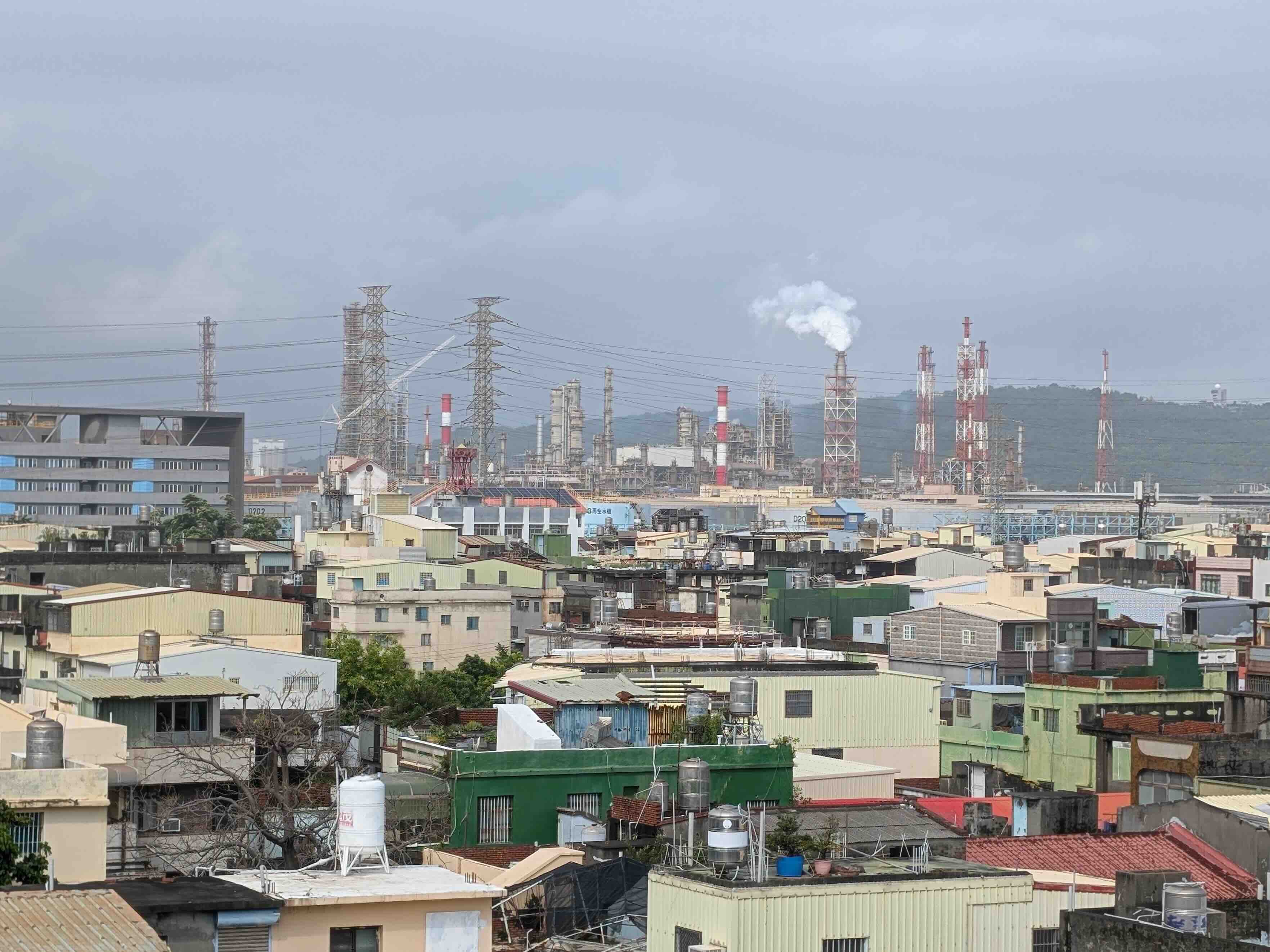 石化工業是排碳大戶,也長期影響工廠周邊居民的生活與健康,近年投資市場也越來越重視企業的碳排表現及轉型進度。圖為高雄大林蒲。攝影:陳昭宏