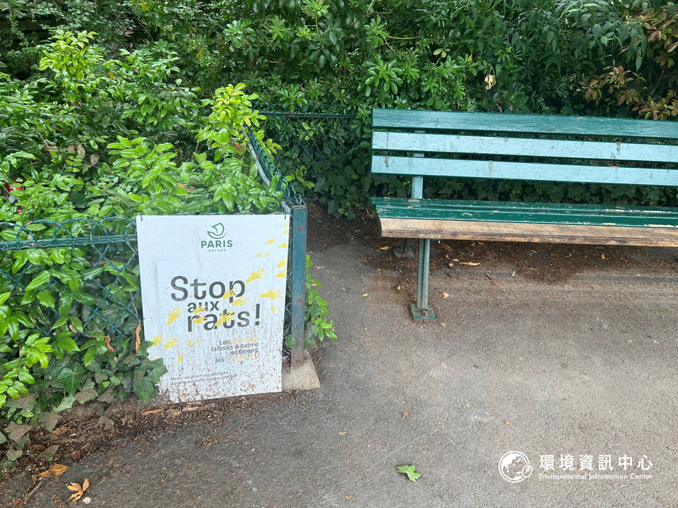 巴黎公園裡，常常可見到市政府放置「杜絕鼠類」的標語，提醒民眾不要隨意丟食物垃圾，避免成為老鼠食物來源。攝影：趙偉婷