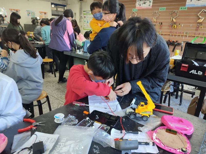 南投高中生「玩具醫生」 培訓小小維修家