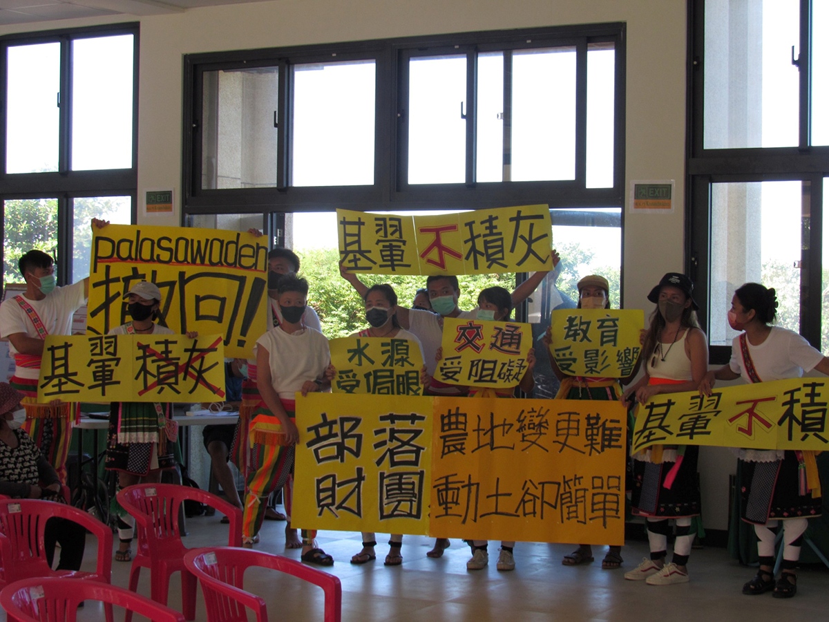 2022年8月滿地富召開部落說明會,部落居民、聲援原民組織及環團則在現場表達意見訴求,最後部落青年高舉標語並大喊「Palasawaden!滿地富,撤回!」攝影:邱佳旻 圖片提供:地球公民基金會