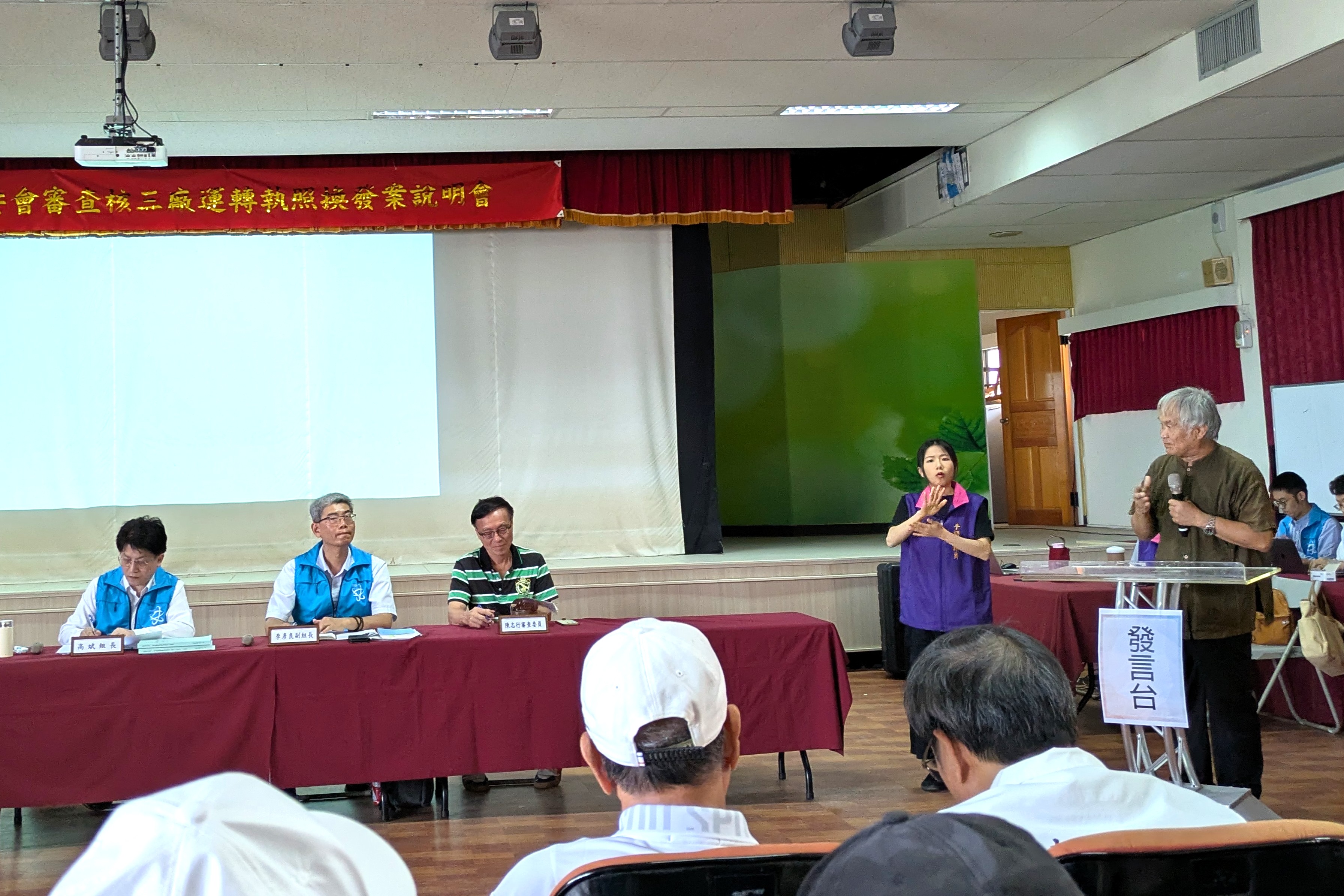 江國樑質疑核三重啟萬年核廢債留子孫。攝影：李育琴