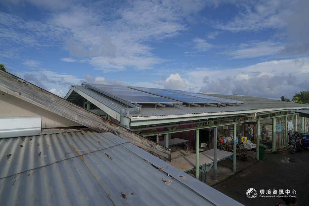 吐瓦魯正努力實踐能源轉型,許多建築屋頂鋪設光電板。攝影:許震唐