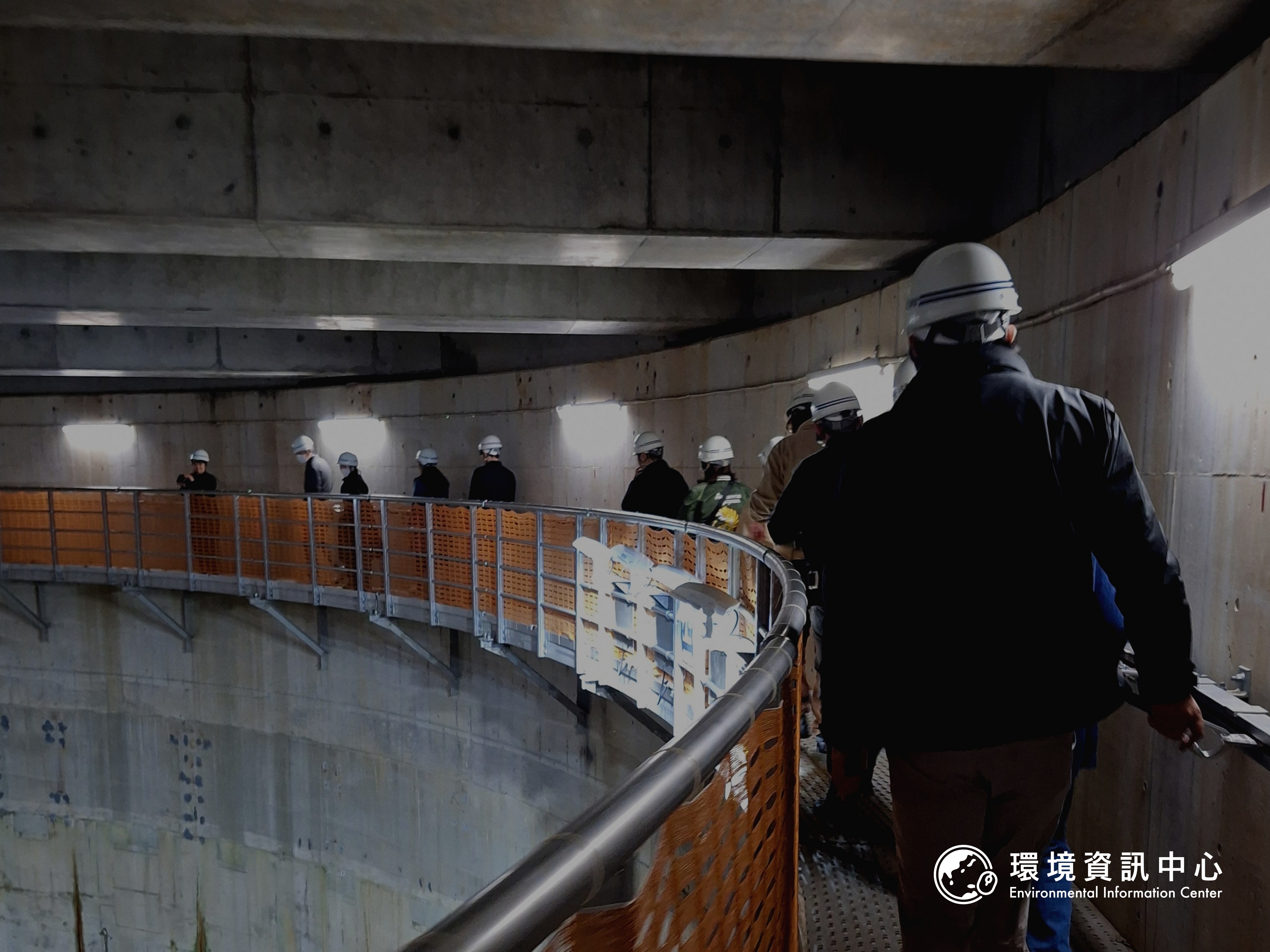 豎井是首都圈外圍排水道的重要設施，參觀者可延著最上方的工作人員通道觀看豎井，這裡高約70公尺，行走時需配戴安全帽與安全扣環（腰間扣環連接牆上滑軌）。攝影：陳文姿