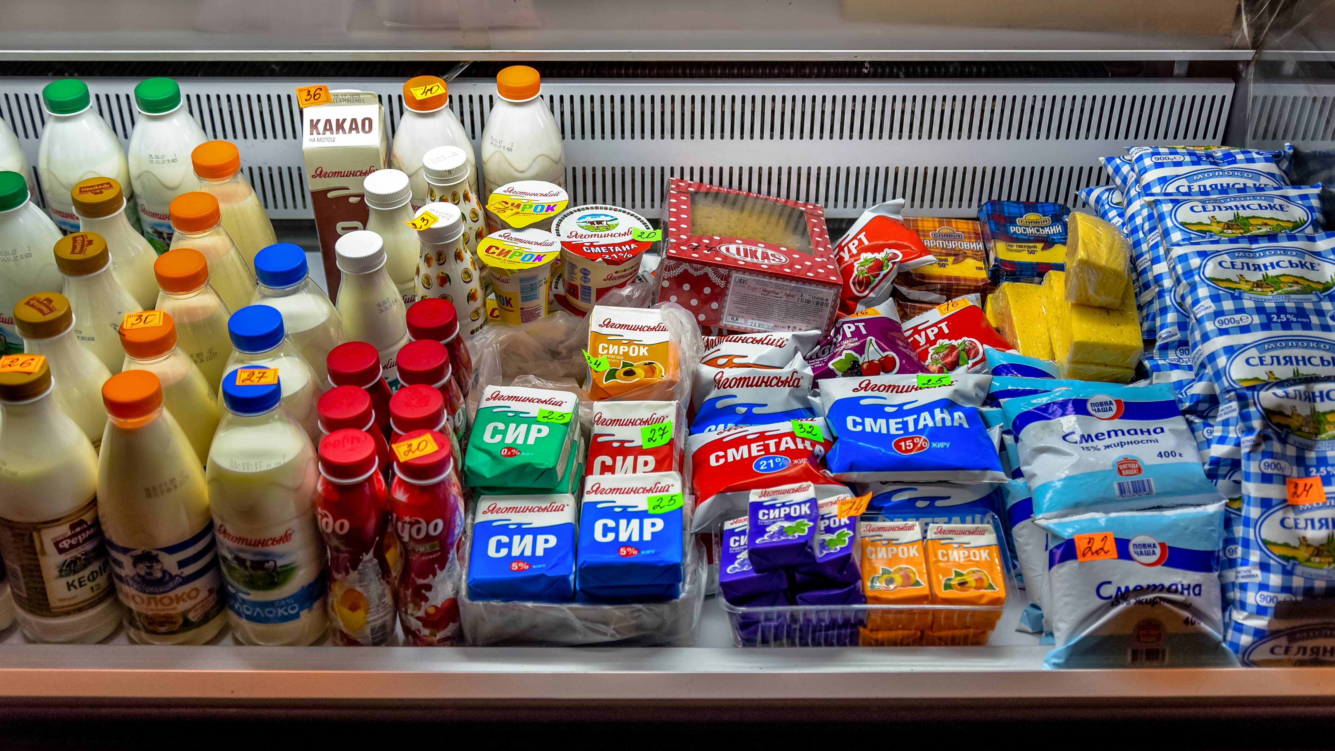 車諾比便利商店內的奶製品。攝於2017年。圖片來源：Jorge Franganillo／維基百科