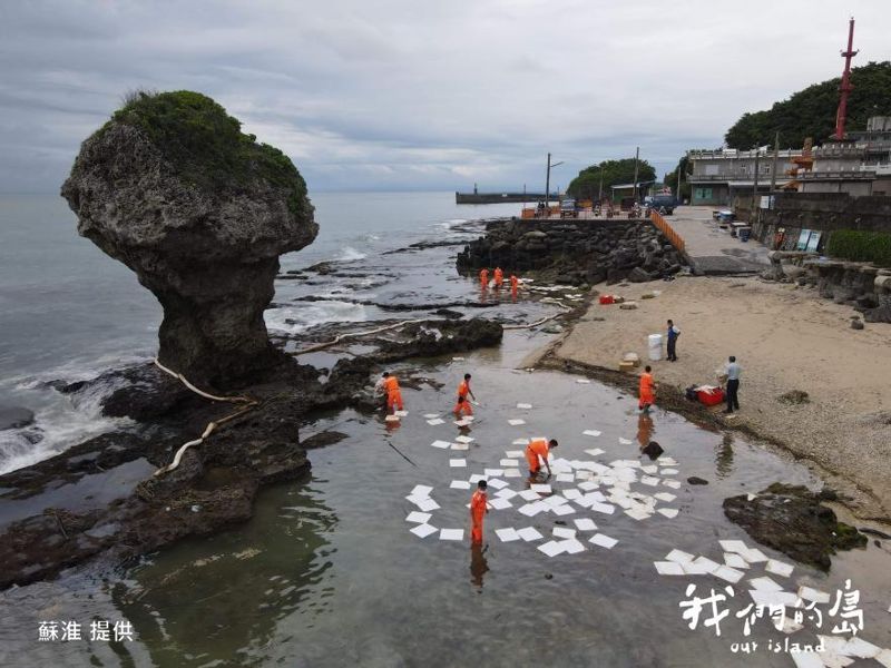 油到小琉球 中油油管破裂染黑海岸 污染危機持續擴散