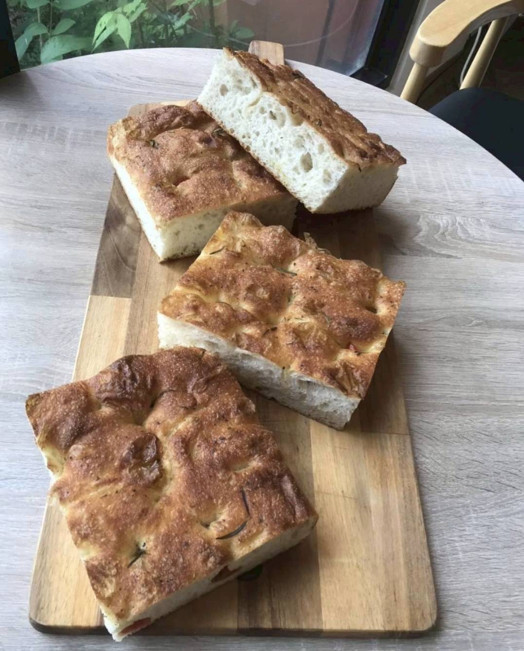 餐廳現烤出爐的原味佛卡夏麵包,主打無添加的純粹風味,為學生帶來兼顧美味與健康的點心選擇。圖片來源:對味廚房 提供
