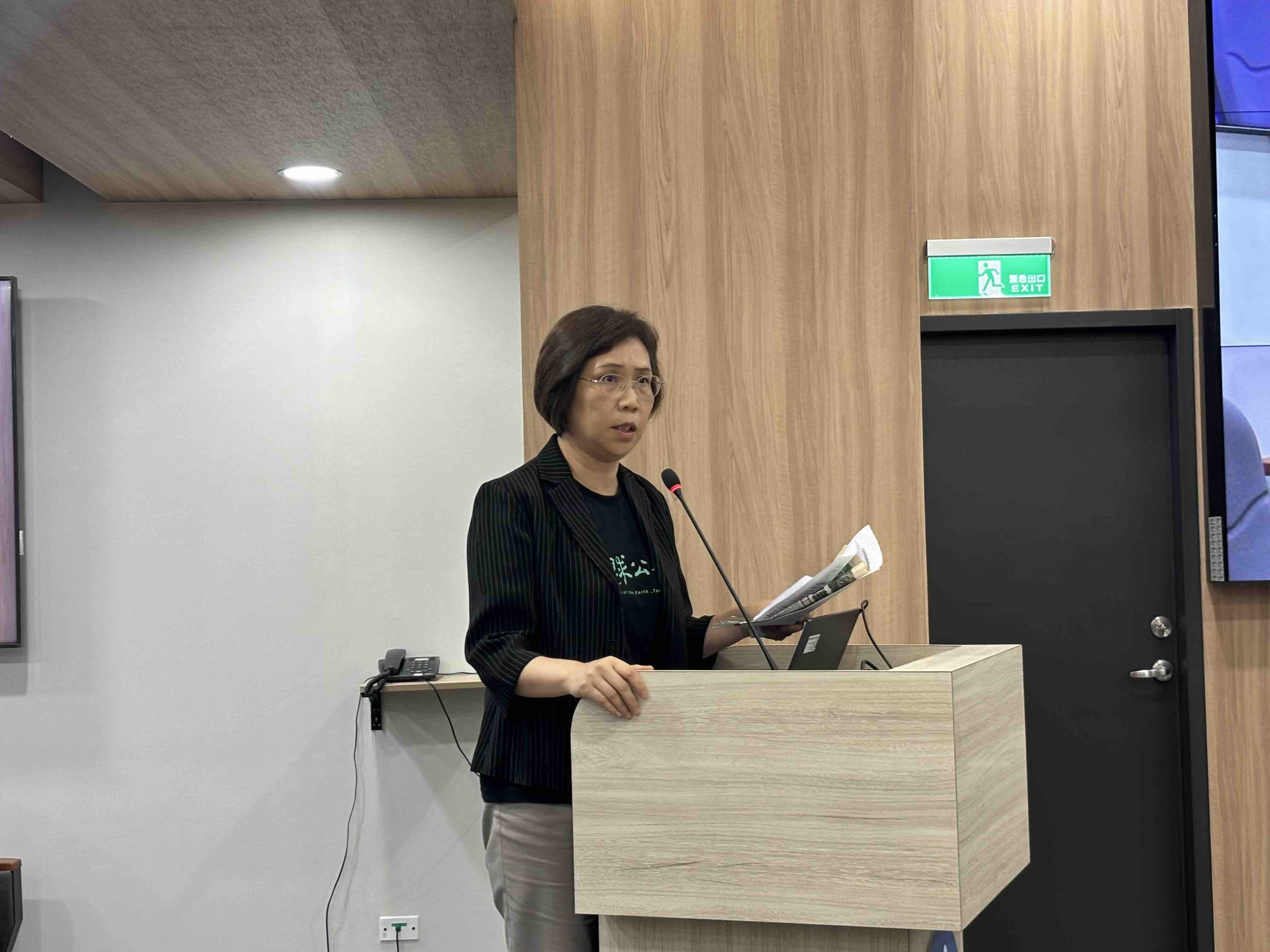 地球公民基金會執行長王敏玲指出,園區預估排放逾700噸空污、超過78種危害性化學物質與重金屬排放,不符合原先承諾的「極低污染園區」。攝影:林昱妍