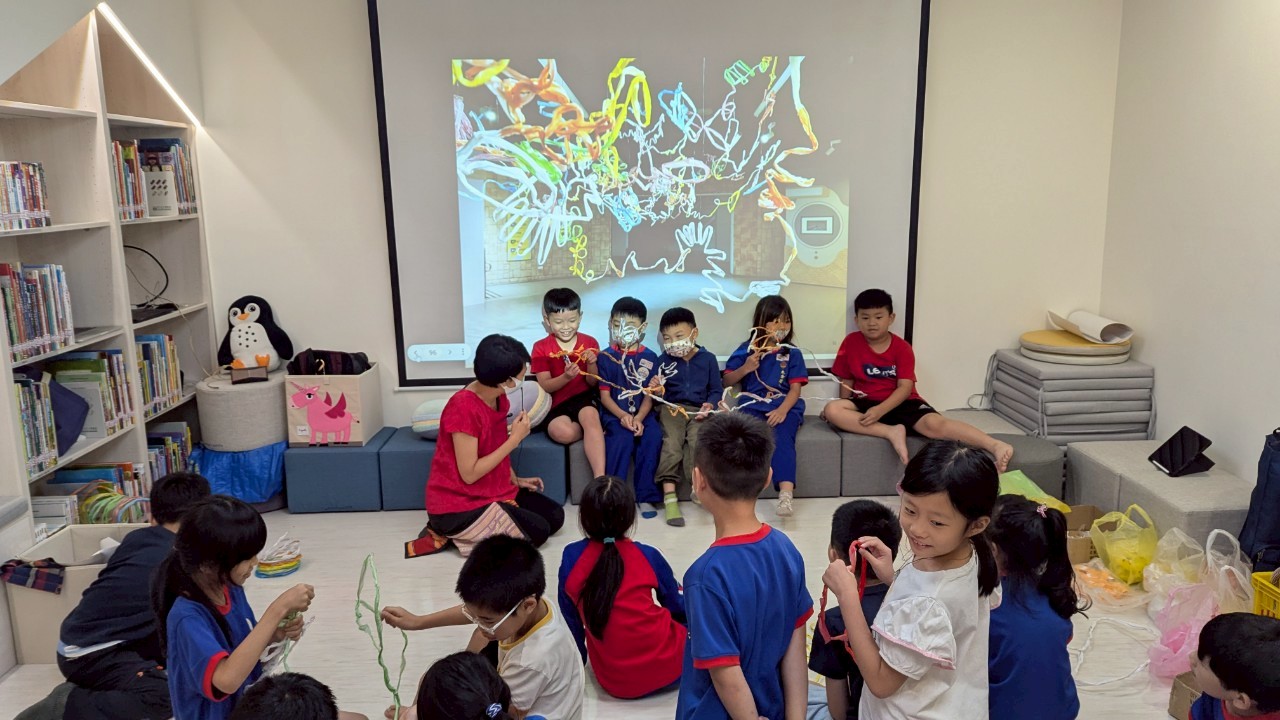 在《塑織新生》計畫中,楊芳宜帶領孩子透過編織與再生材料創作,重新理解垃圾、回收與日常生活的關係。