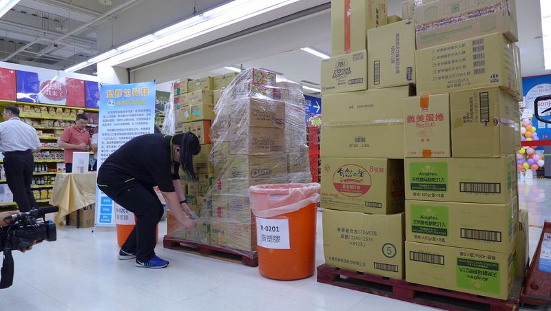 首創塑膠包膜回收利用 家樂福示範循環經濟 月減25噸垃圾