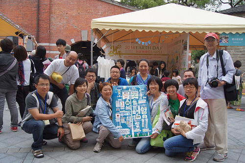 小男孩在寵物店看到我，心生嚮往
