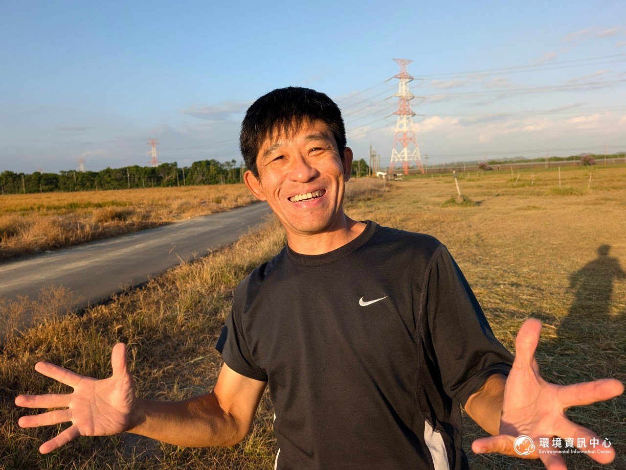 台南社大環境行動小組研究員晁瑞光近來頻繁進出沙崙拍鳥，他說：「現在不拍，以後就什麼都拍不到了。」攝影：陳昭宏