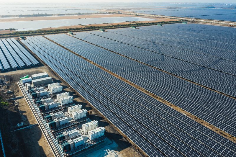 台電打造全國最大「光儲合一」儲能系統 於台南鹽田正式啟用