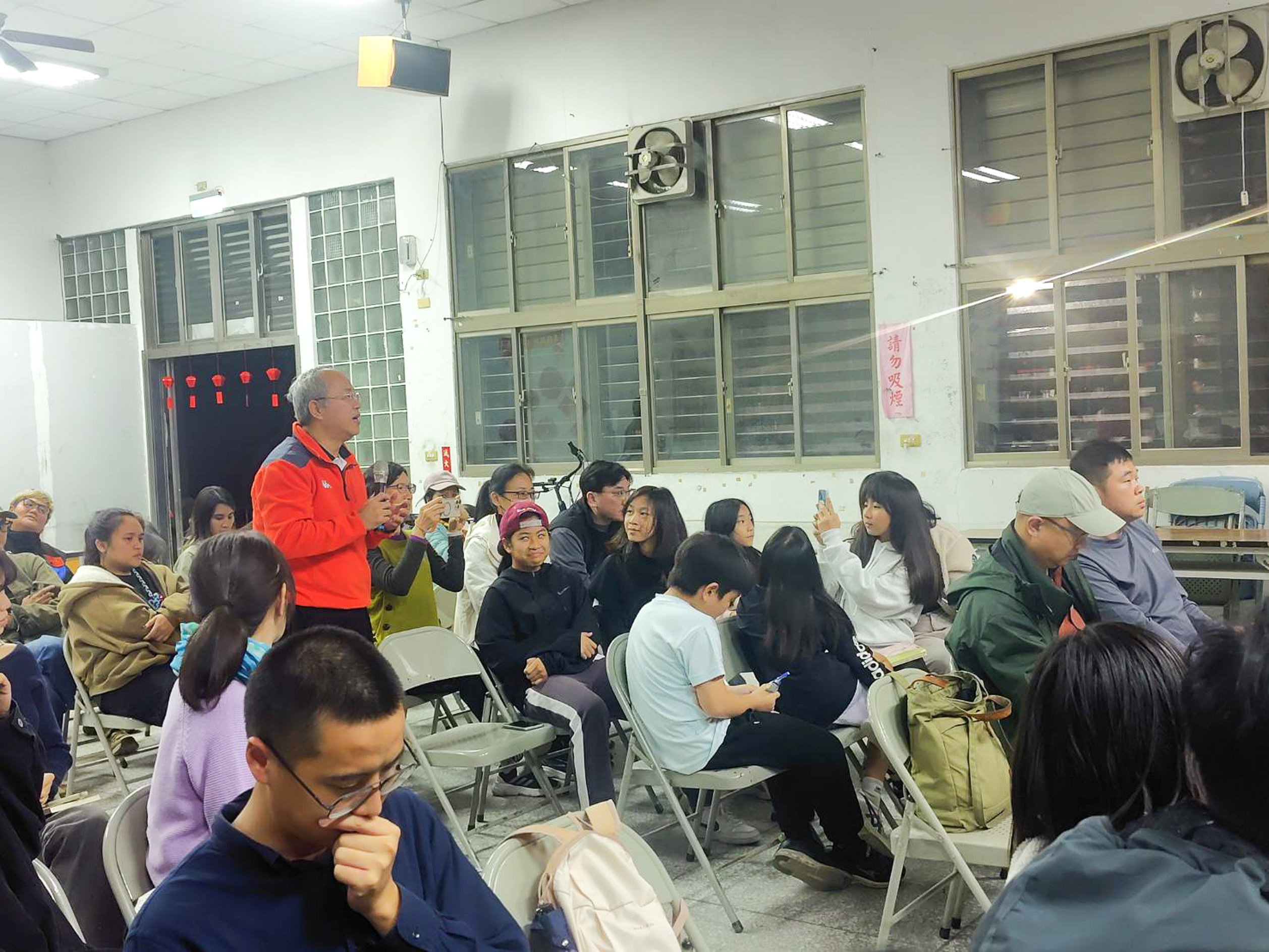 當地國小老師帶領學生們前來聆聽演講，學生與家長們都關心自己家鄉的重建工作。攝影：廖芷瑩