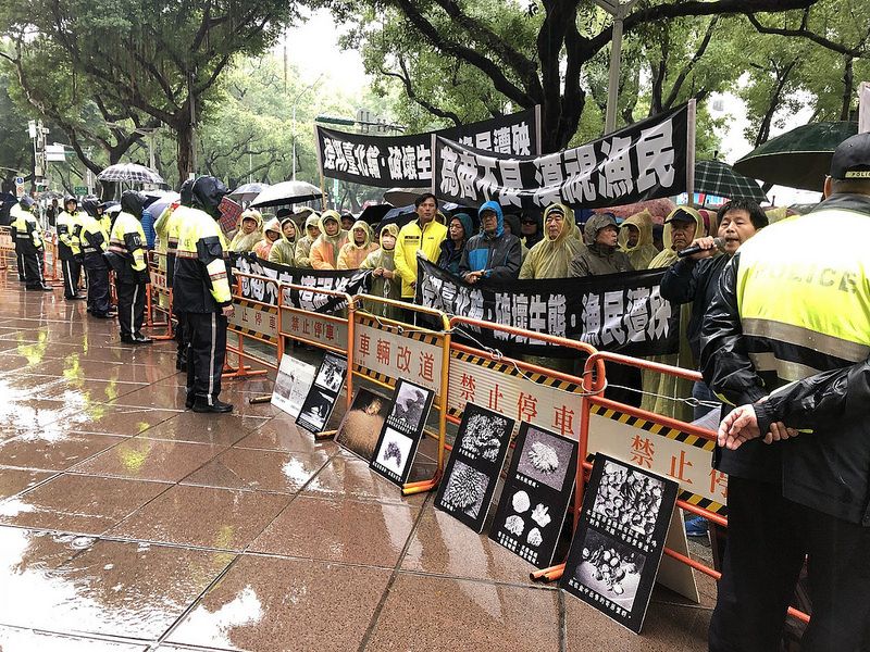 德翔油污近兩年 漁業損失評估遲未完成 金山漁民抗議